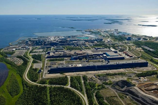 Das Bild zeigt das Werk von Outokumpu im finnischen Tornio aus der Adlerperspektive. Im Vordergrund ist etwas grüne Landschaft zu sehen, dann kommen die Anlagen und im Bildteil die See.