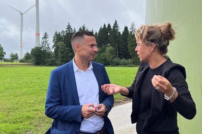 NRW-WirtschaftsministerinMona Neubaur im Gespräch mit Frank Poschen, Geschäftsführer Schoeller Werk