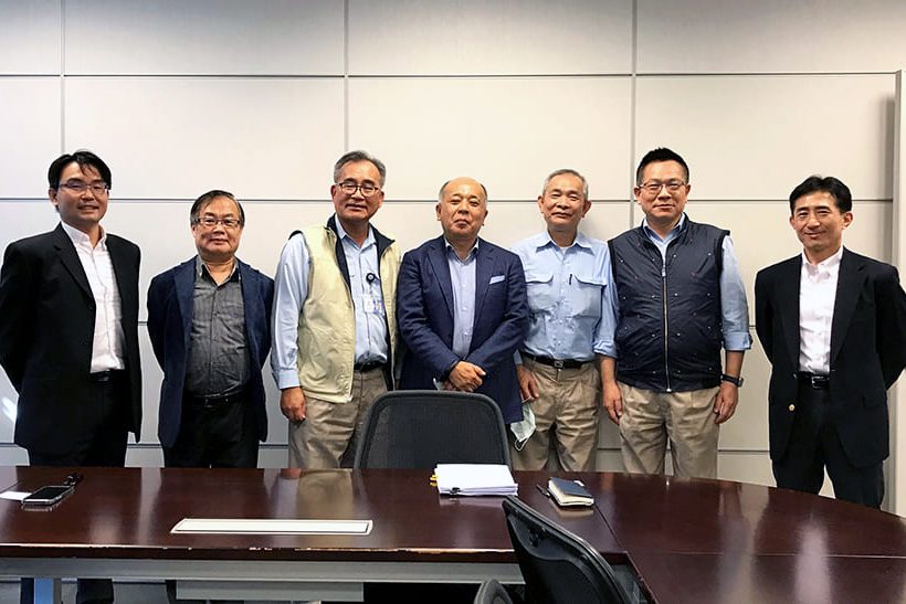 Vertreter von CSC und Primetals Technologies während der Vertragsunterzeichnungszeremonie. Dritter von links: Min-Hsiung Liu, Vice President, Commercial Division bei China Steel; vierter von links: Hideshi Yoshizaki, Head of Business Development bei Primetals Technologies Japan.