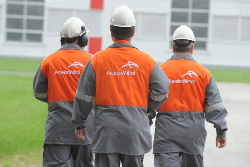 ArcelorMittal-Mitarbeiter in Sicherheitswesten auf Industriegelände des DRIBE²-Projekts.