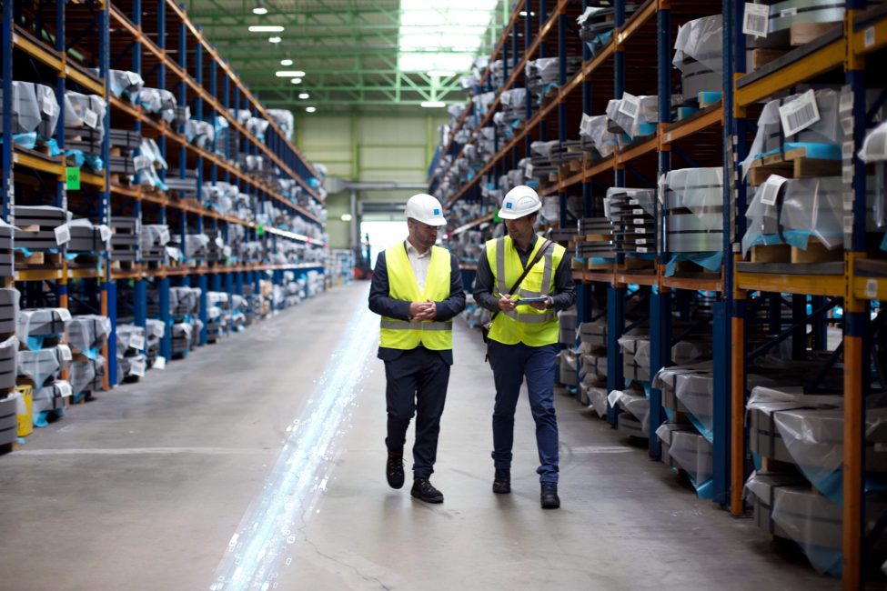 Mitarbeiter von thyssenkrupp Materials IoT nutzt toii®.Cut in Lagerhalle