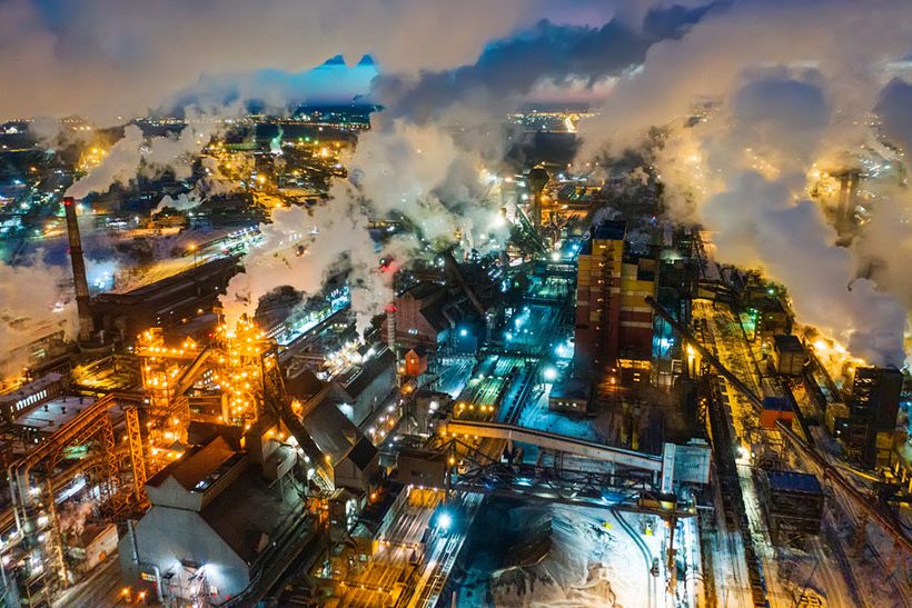 Nachtansicht deutscher Industrieanlagen, energieintensive Produktion (Symbolbild)