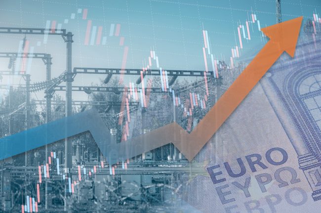 Stock,Chart,With,Rising,Up,Arrow,And,Blurred,Power,Station Das Bild zeigt eine Collage zum Industriestrompreis. Zu sehen sind eine aufsteigende Kurve (Linie in blau-orange), dahinter ein Umspannwerk und rechts am Bildrand ein Euro-Geldschein.