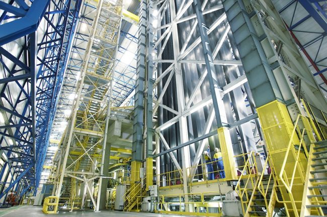 Feuerverzinkungsanlage 3 in IJmuiden (web) Das Bild zeigt eine technische Anlage, die Feuerverzinkung von Tata Steel Nederland.