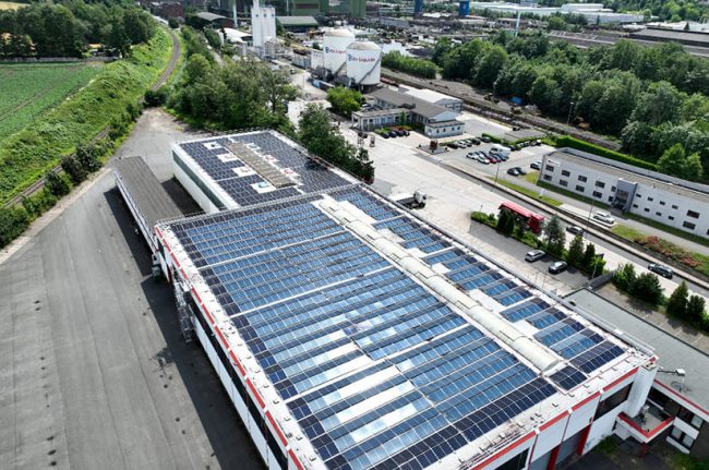 Georgsmarienhütte_Photovoltaikanlage – Großansicht_2023 (web) Das Foto zeigt das Hallendach des Stahlerzeugers Georgsmarienhütte, auf dem Photovoltaikanlagen zu sehen sind.