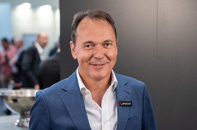 INTOCAST_CEO-MatthiasNormann (web) Das Bild zeigt das Porträt eines weißen Mannes. Es ist der CEO von Intocast.