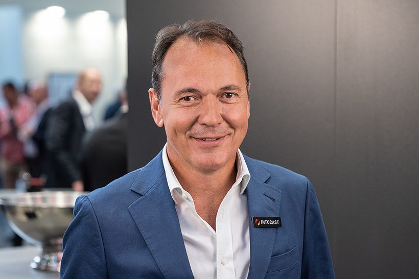 Das Bild zeigt das Porträt eines weißen Mannes. Es ist der CEO von Intocast.