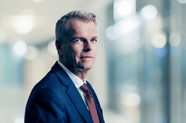 Klaus Keysberg Das Porträtbild zeigt einen weißen Mann im gehobenen berufstätigen Alter. Er trägt einen blauen Anzug und eine dunkelrote Krawatte. Seine linke Schulter ist dem Zuschauer zugewandt und sein kopf ist leicht mit Blickrichtun Kamera gedreht. Es handelt sich um Klaus Kaysberg, Vorstand von Thyssenkrupp.