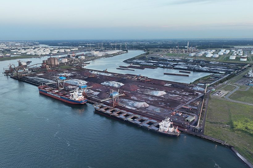 Luftbild von EECV-Terminal in Rotterdam-Europoort – Thyssenkrupp Steel investiert hier in die Modernisierung, um den Stahlstandort Duisburg abzusichern
