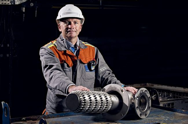 Rasselstein Deutscher Zukunftspreis(web) Das Bild zeigt einen Ingenieur von thyssenkrupp Rasselstein mit einem neue Rekuperator von Kueppers Solutions