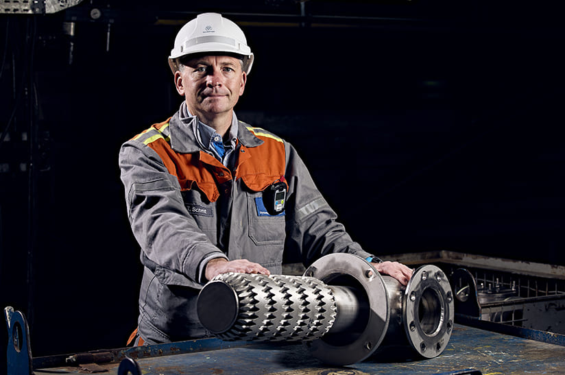 Rasselstein Deutscher Zukunftspreis(web) Das Bild zeigt einen Ingenieur von thyssenkrupp Rasselstein mit einem neue Rekuperator von Kueppers Solutions