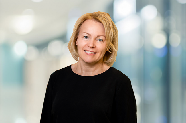 Tata-Steel-Gunilla-Saltin Das Bild zeigt eine weiße, blonde Frau mit einem einfarbig schwarzen Oberteil. Es handelt sich bei dem Porträt um Gunilla Saltin. Sie wird bei Tata Steel Nederland Vorstandsmitglied und Geschäftsführerin des Downstream-Geschäfts.