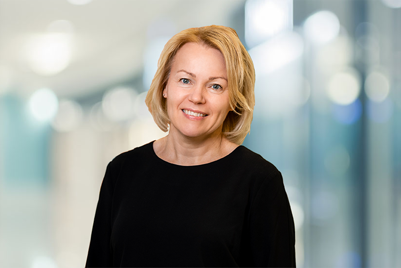 Das Bild zeigt eine weiße, blonde Frau mit einem einfarbig schwarzen Oberteil. Es handelt sich bei dem Porträt um Gunilla Saltin. Sie wird bei Tata Steel Nederland Vorstandsmitglied und Geschäftsführerin des Downstream-Geschäfts.