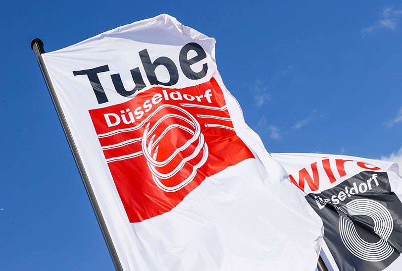 Die Flagge der Fachmesse Tube, im Hintergrund rechts die Flagge der wire.