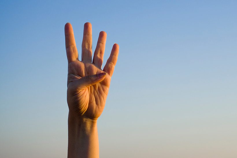 Das Bild zeigt eine in den Hand, die vier Finger in den Himmel streckt, und Teile des Unterarms. Das Bild steht sinnbildlich für die Forderung nach einer Vier-tage-Woche im Rahmend er Stahl-Tarifrunde 2023.