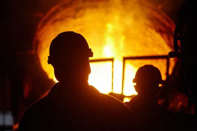 Steelmaker,At,Ingot,Casting.,Electric,Arc,Furnace,Shop,Eaf.,Metallurgical Rohstahlproduktion als Gegenlichtaufnahme – das Bild steht symbolisch für die Rohstahlproduktion in Deutschland, darunter auch Oxygenstahl.