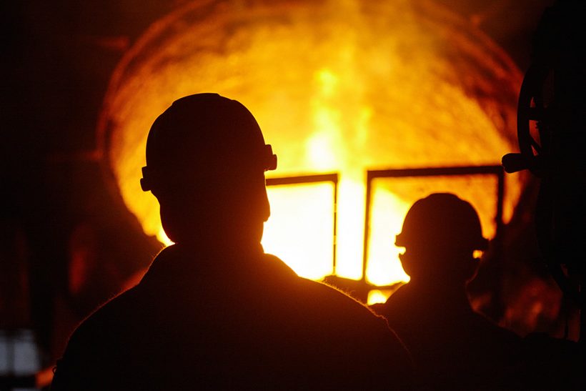 Rohstahlproduktion als Gegenlichtaufnahme – das Bild steht symbolisch für die Rohstahlproduktion in Deutschland, darunter auch Oxygenstahl.