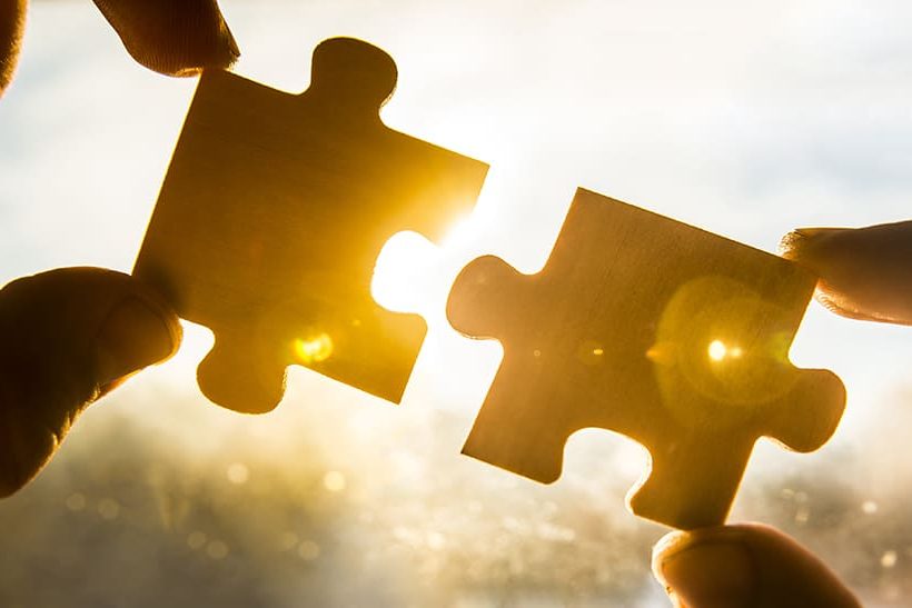 Thyssenkrupp fügt vier bestehende Einheiten zu einem neuen Segment zusammen. Die beiden Puzzleteile, die ins Gegenlicht gehalten werden, sollen das symbolisieren.