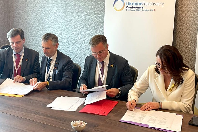 Unterzeichnung der Absichtserklärung. Von links nach rechts: Andreas Lemp, Senior Vice President, Customer Relationship Management, Alexander Fleischanderl, Head of Green Steel und Senior Vice President, beide bei Primetals Technologies, Yuriy Ryzhenkov. CEO des führenden ukrainischen Stahlherstellers Metinvest, der die Absichtserklärung ebenfalls unterzeichnete, und die Erste Stellvertretende Ministerpräsidentin der Ukraine und Ministerin für Handel und Wirtschaft, Yulia Svyrydenko, die die Vereinbarung mit Primetals Technologies gegenzeichnete.