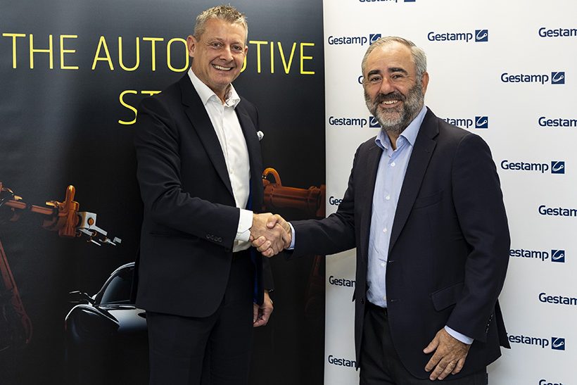 Das Bild zeigt zwei Männer, die Sakkos tragen und sich lächelnd die Hände schütteln. Es handelt sich um Führungspersonal von SSAB und Gestamp.