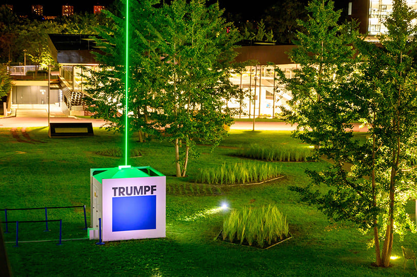 Das Foto zeigt eine Laserinstallation am Firmensitz von Trumpf.
