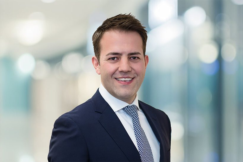 Das Bild zeigt einen lächelnden jungen Mann im Anzug als Oberkörperporträt. Der Hintergrund ist verschwommen. Es handelt sich um Florian Herger, der zum Aufsichtsratsmitglied von Technotrans bestellt wurde.