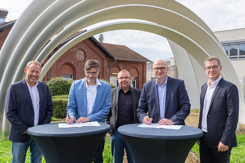 Dr. Peter Maagh und Joerg Disteldorf bei Vertragsunterzeichnung zwischen SHS und Vector TUB