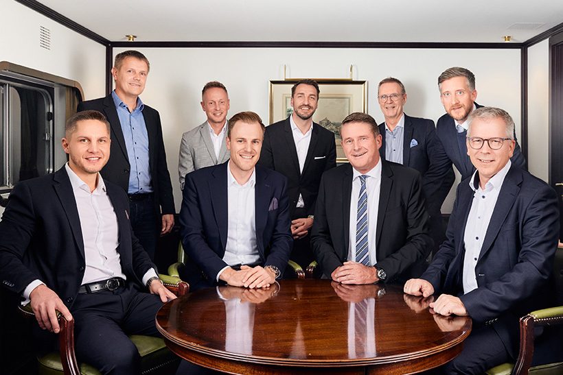 Vertragsunterschrift an Bord des HGK-Schiffs „Franz Haniel 14“: (v. l. n. r.) Florian Bleikamp, Head of Chartering Canal / Rhine, HGK Dry Shipping GmbH, Steffen Schreiterer, Leiter Beschaffungslogistik, Salzgitter Flachstahl GmbH, Tim Gödde, Managing Director Ship Management, HGK Ship Management Lux S.à r.l, Fabian Gerdes, Leiter Kundenlogistik, Salzgitter Flachstahl GmbH, Steffen Bauer, CEO, HGK Shipping GmbH, Andreas Lemme, Managing Director, HGK Dry Shipping GmbH, Uwe Wedig, Vorsitzender des Vorstands / CEO der HGK Group, Henning Hirschfeld, Head of Legal, HGK Shipping GmbH, Eike Brünger, Managing Director Sales and Logistics / Member of Managing Board, Salzgitter Flachstahl GmbH