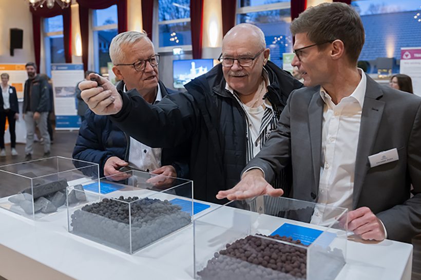 Interessierte Bürger tauschen sich mit Fachexperten über die Pläne für eine klimaneutrale stahlproduktion-arcelormittal-blechexpo-2021 bei Thyssenkrupp Steel Europe aus