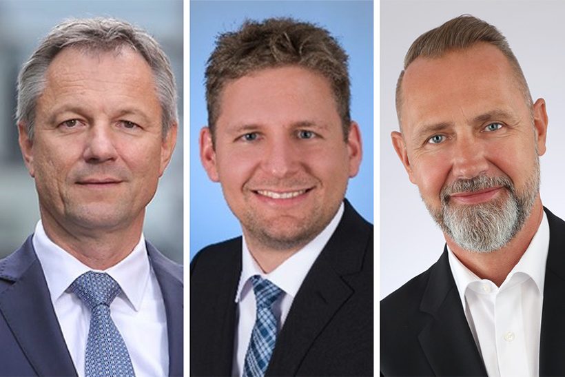 Das Bild zeigt die nebeneinander stehenden Porträts drei männlicher Weißer- Dabei handelt es sich um Führungskräfte des Schuler-Konzerns.