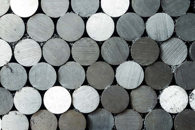 Gestapelte Stahlzylinder der Swiss Steel Group für IMS-Gruppe