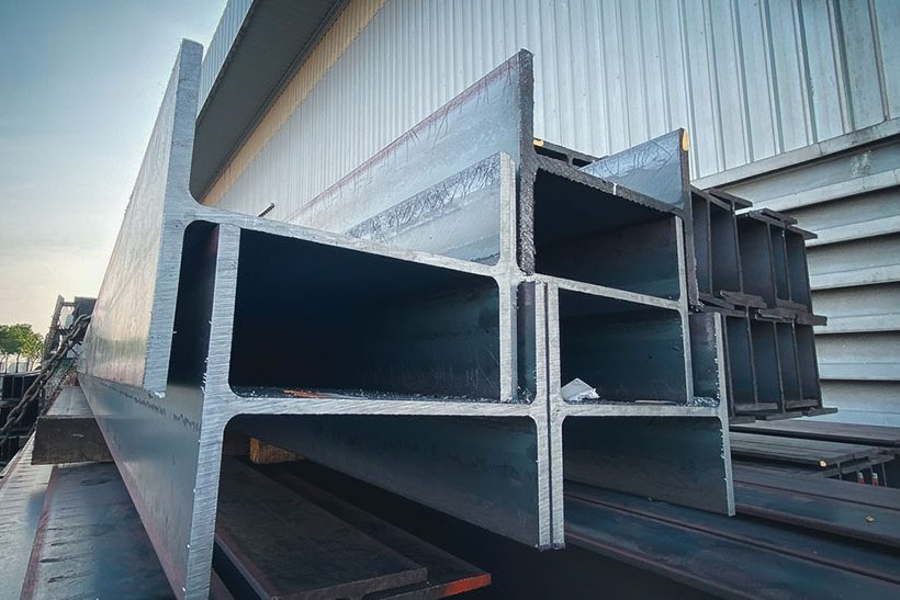 Warmgewalzte Spezialprofile von Mannstaedt in Lagerhalle