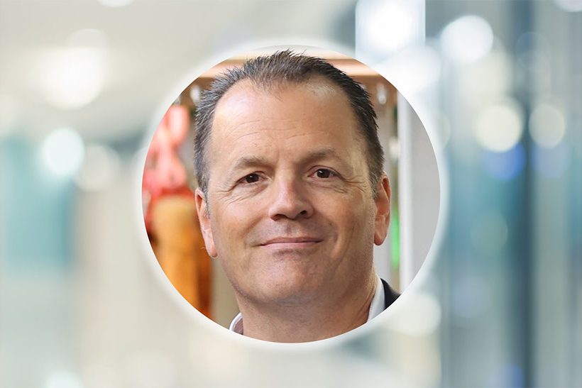 Das Bild zeigt eine Collage aus einem unscharfen Hintergrund und mittig dem Porträt von Dr. Niels Hammer, neuer Geschäftsführer von ABP Induction