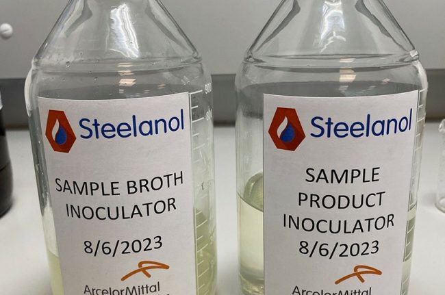 Erste Ethanol-Proben aus dem großtechnischen Projekt Steelanol