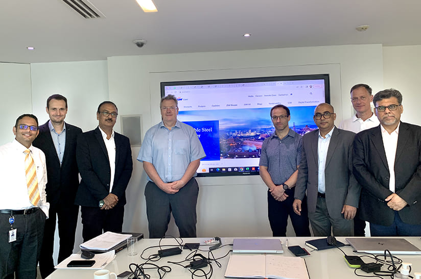 Primetals modernisiert für JSW Steel in Mingo Junction, Ohio. Das Foto zeigt acht männliche Mitglieder aus den Projektteams aus beiden Unternehmen.