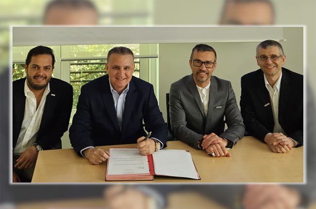 Das Bild zeigt vier Männer, die an einem Tisch sitzen: Von links nach rechts: Pedro Estrella, Director of ECOACERO; Giuseppe Maniscalco, CEO of industrial division Grupo Estrella; Filippo Verlezza, SMS group und Nicola Redolfi, SMS group.