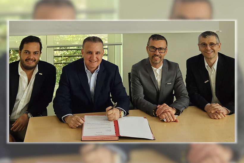 Das Bild zeigt vier Männer, die an einem Tisch sitzen: Von links nach rechts: Pedro Estrella, Director of ECOACERO; Giuseppe Maniscalco, CEO of industrial division Grupo Estrella; Filippo Verlezza, SMS group und Nicola Redolfi, SMS group.