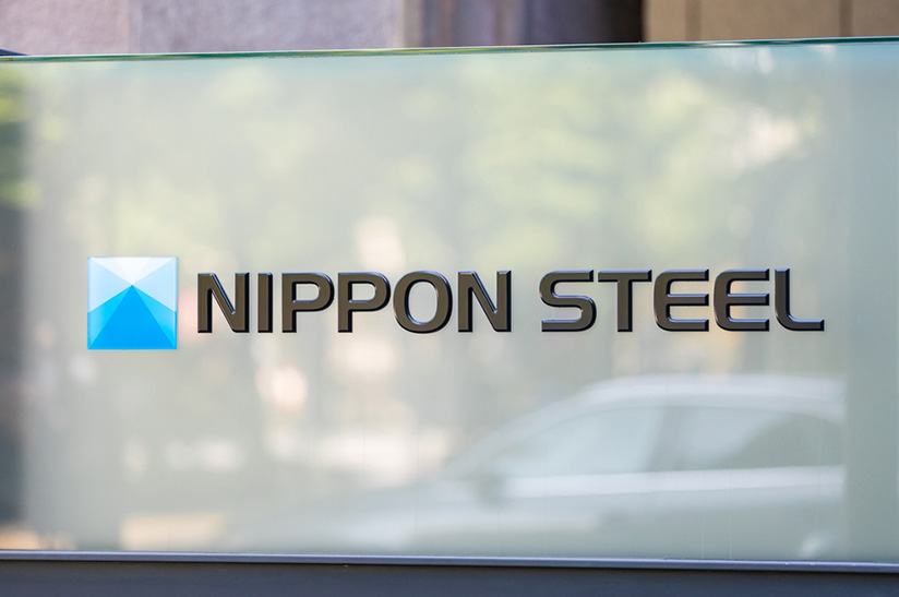 Ein Schild mit dem Firmenlogo von Nippon Steel