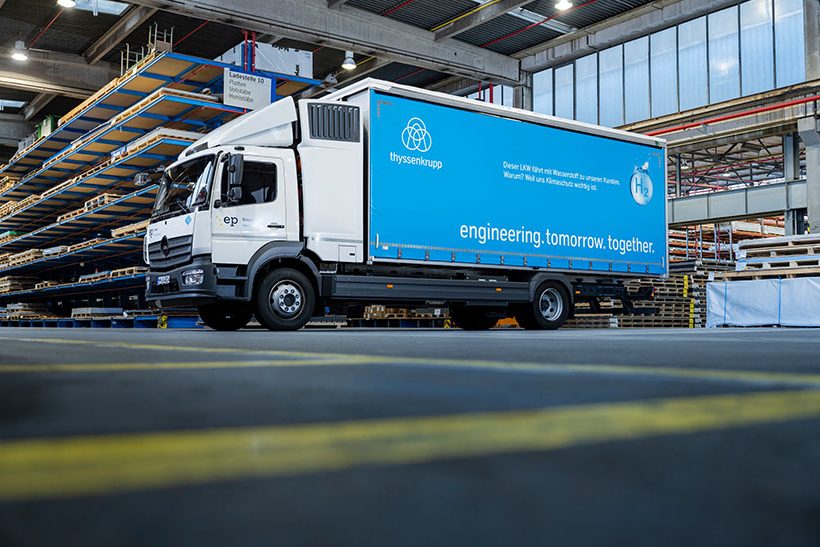Wasserstoffbetriebener LKW in einem Lager von Thyssenkrupp Materials Services