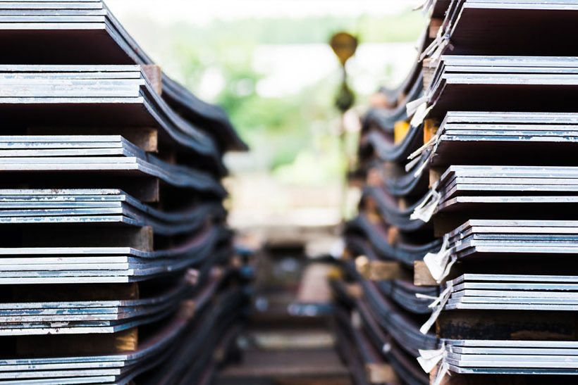 Gestapelte Stahlplatten von Ilsenburger Grobblech im Lager. Das Bild zeigt ein Stahllager. ASS Stahlservice betreibt vergleichbare.