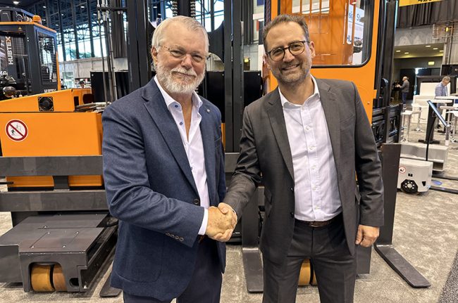 arcelormittal-condesa-handshake-uebernahme Rob Alling (Bisheriger Geschäftsführer der DSH) mit Alexander Baumann, neuer Geschäftsführer von Hubtex North America, während der Fabtech 2023.