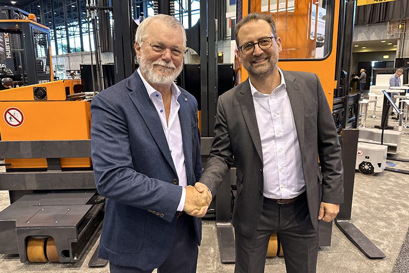 arcelormittal-condesa-handshake-uebernahme Rob Alling (Bisheriger Geschäftsführer der DSH) mit Alexander Baumann, neuer Geschäftsführer von Hubtex North America, während der Fabtech 2023.