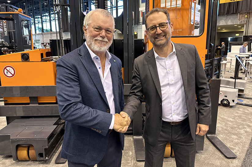 arcelormittal-condesa-handshake-uebernahme Rob Alling (Bisheriger Geschäftsführer der DSH) mit Alexander Baumann, neuer Geschäftsführer von Hubtex North America, während der Fabtech 2023.