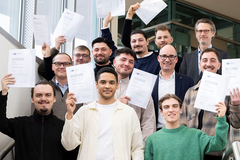 Im Beisein von Markus Grolms, Personalvorstand von thyssenkrupp Steel (2. Reihe links), Matthias Wulfert, Geschäftsführer Aus- und Weiterbildung, IHK Niederrhein (2. Reihe 2. von rechts), und Dr. Veit Echterhoff, Leiter der Ausbildung bei thyssenkrupp Steel (oben rechts), feierten 16 Auszubildende von thyssenkrupp Steel und HKM ihre bestandene Prüfung als Wasserstoff-Experten.