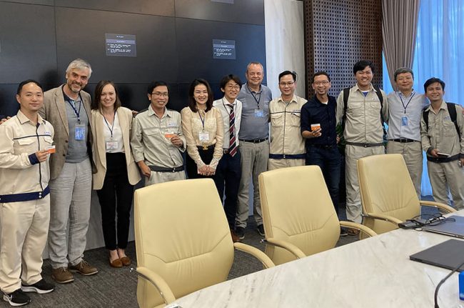 Das Foto zeigt ein Dutzend Menschen, die nebeneinander in einem Raum stehen. Es handelt sich dabei um Mitarbeiter eines südostasiatischen Stalerzeugers und von Primetals Technologies.