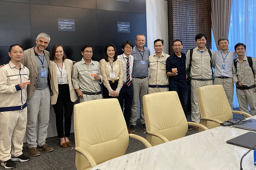 Das Foto zeigt ein Dutzend Menschen, die nebeneinander in einem Raum stehen. Es handelt sich dabei um Mitarbeiter eines südostasiatischen Stalerzeugers und von Primetals Technologies.