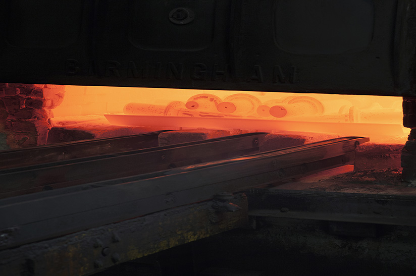 Drive shafts on trays in heat treatment furnace Der Gasespezialist Tyczka bietet ein umfassendes Portfolio speziell für Härterei-Anwendungen. Es umfasst Industriegase, Flüssiggas und Wasserstoff aus einer Hand.