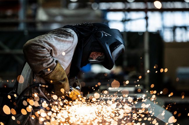 Mitarbeiter von thyssenkrupp Marine Systems beim Schweißen eines Schiffsteils.