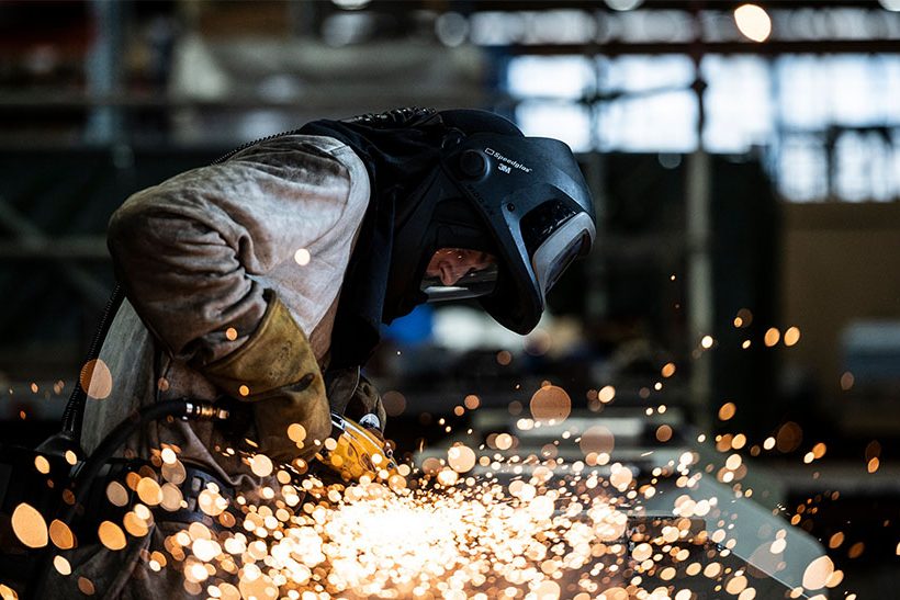 Mitarbeiter von thyssenkrupp Marine Systems beim Schweißen eines Schiffsteils.