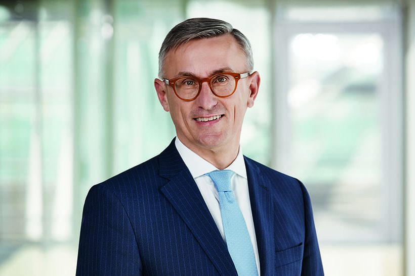 Das Bild zeigt einen weißen Mann im Anzug, der eine Brille trägt. Es handelt sich dabei um Robert Ottel, zum Zeitpunkt der Aufnahme amtierender Finanzvorstand der Voestalpine AG.
